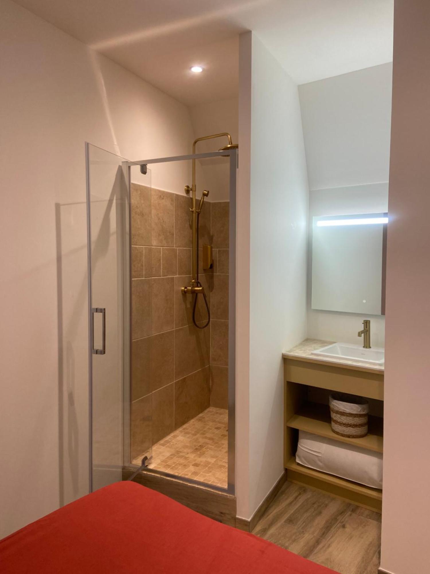 Les Appartements Du Vieux Poussan Exterior foto
